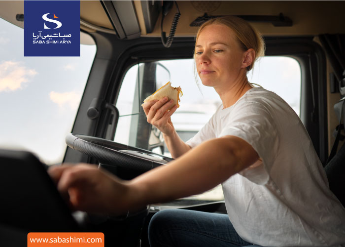 خوردن غذا توسط رانده زن در حین رانندگی